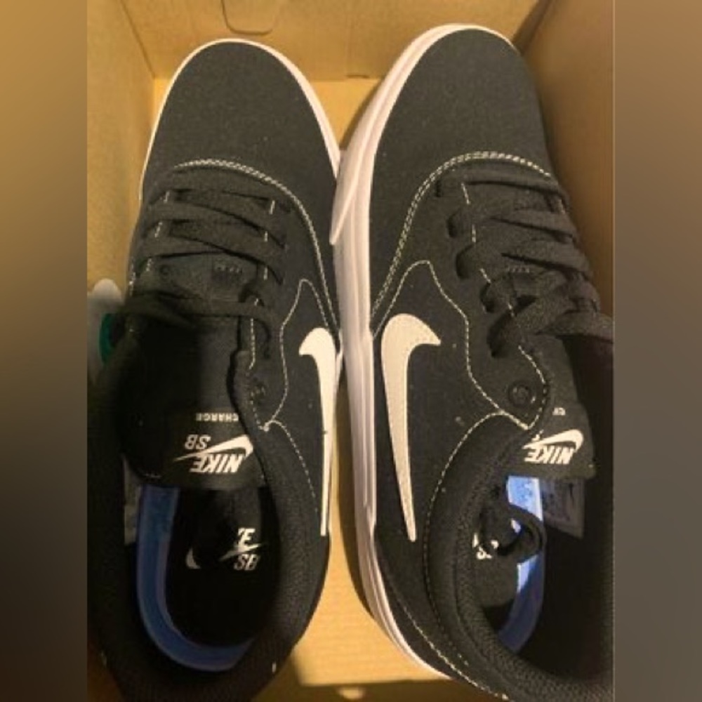 New in box Nike sb
Nike SB black and white
Woman sz 11 
Men sz 9.5